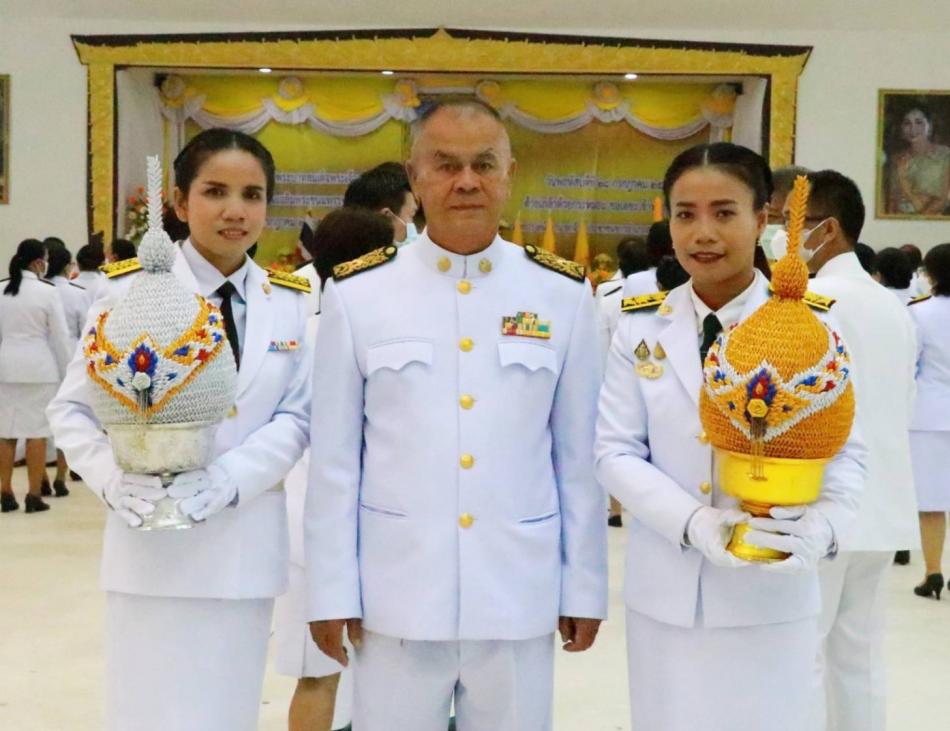 ร่วมพิธีถวายเครื่องราชสักการะ วางพานพุ่ม และจุดเทียนถวายพระพรชัยมงคล