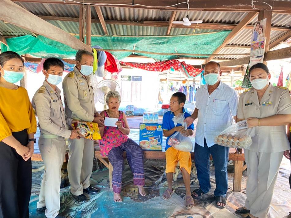 เยี่ยมครอบครัวผู้ยากไร้ ช่วยเหลือครัวเรือนยากจน