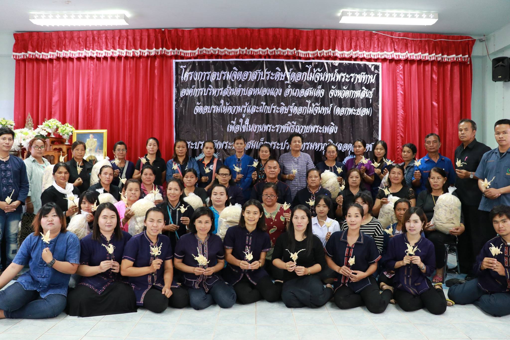 จิตอาสาประดิษฐ์ดอกไม้จันทร์