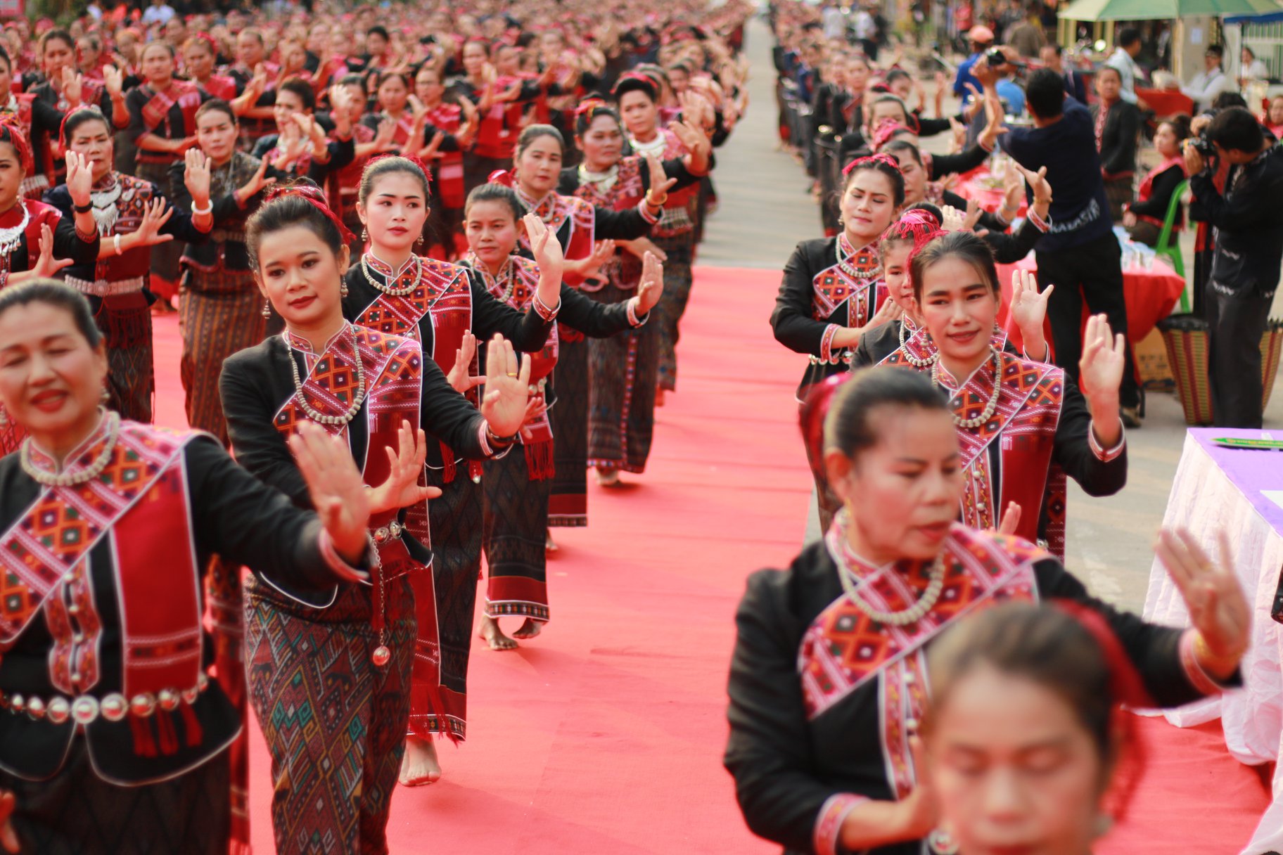 เข้าร่วมพิธีบวงสรวงพระยาชัยสุนทร ในงานมหกรรมผ้าไหมแพรวา ประจำปี 2562